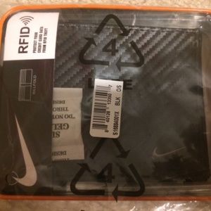 Nike Men's Carbon Fiber Texture Billfold Wallet